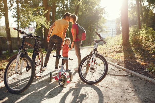 Familie mit dem fahrrad in einem sommerpark Kostenlose Foto