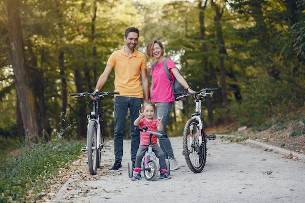 Familie mit dem fahrrad in einem sommerpark Kostenlose Foto