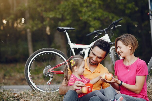 Familie mit dem fahrrad in einem sommerpark Kostenlose Foto