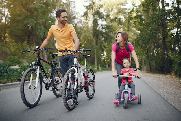 Familie mit dem fahrrad in einem sommerpark Kostenlose Foto