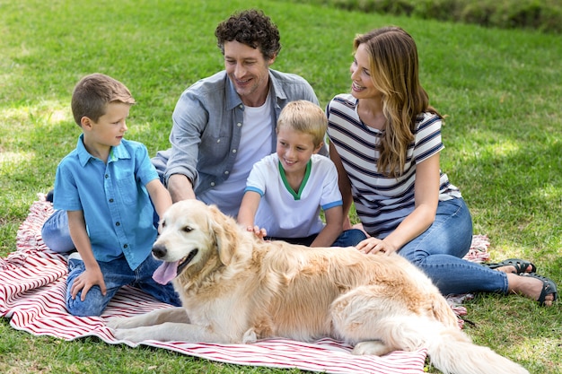 Familie mit hund im park PremiumFoto