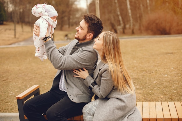 Familie mit tochter in einem herbstpark Kostenlose Fotos