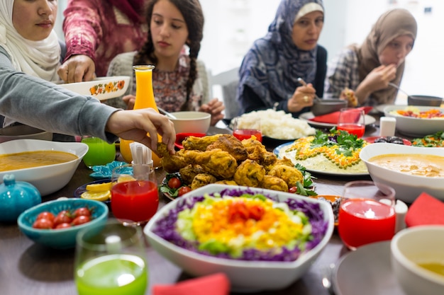 Familie Und Freunde Die Sich Zusammen Zu Hause Fur Das Essen Des Abendessens Treffen Premium Foto