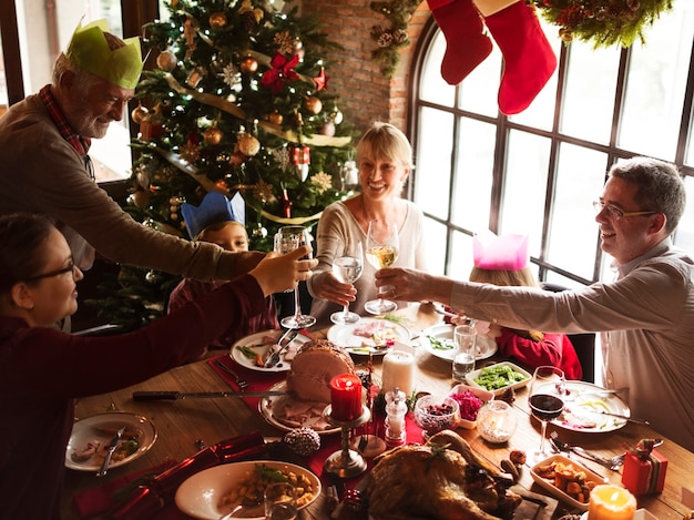 Familien-zusammen weihnachtsfeier-konzept  Premium-Foto