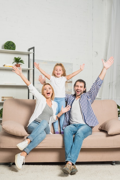 Familienportrait Auf Dem Sofa Kostenlose Foto