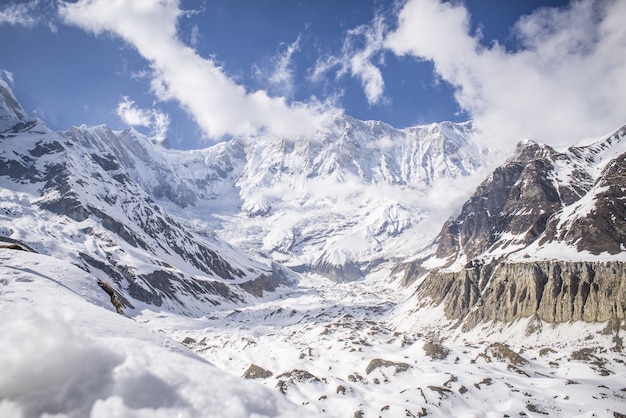 Kostenlose Foto Faszinierende Ansicht Der Berge Die Im Schnee Unter Einem Blauen Himmel Bedeckt Sind