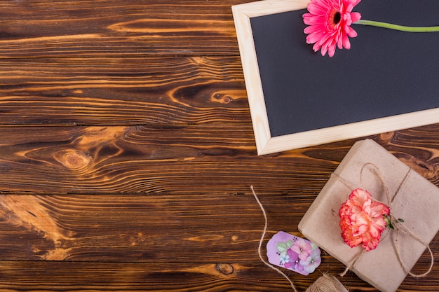 Feldtafel verzierte blumen und geschenkbox Kostenlose Fotos