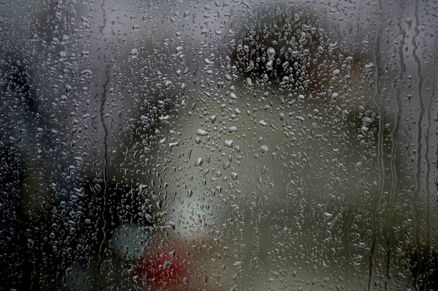 Fenster Mit Regentropfen Unter Den Lichtern Kostenlose Foto