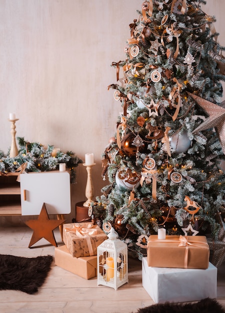 Festlich geschmückter weihnachtsbaum.  Premium-Foto