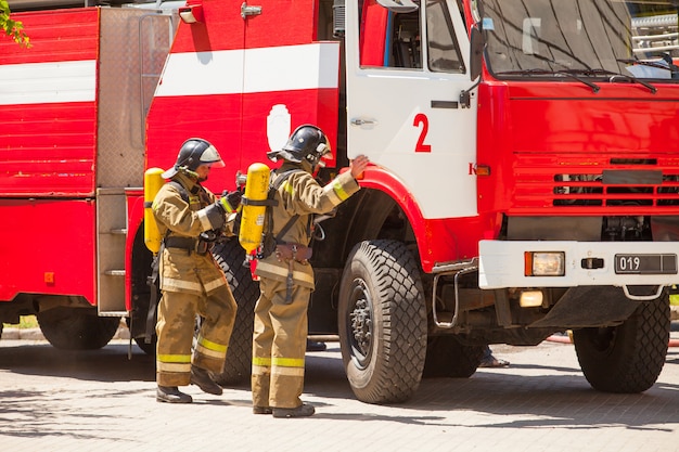 Feuerwehrleute löschen ein feuer in einem wohnhochhaus Premium Foto