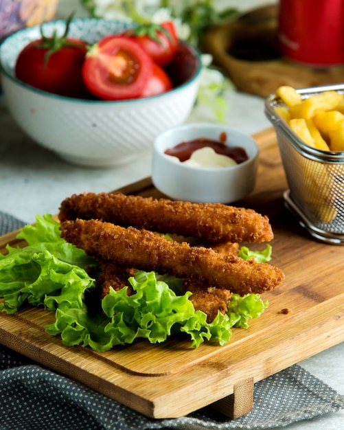 Finger chicken nuggets serviert mit pommes frites ...