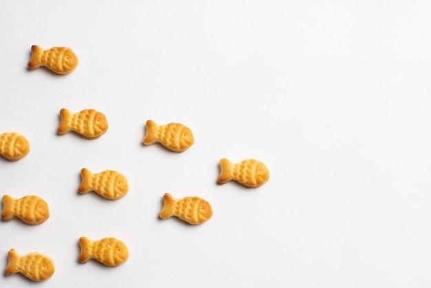 Fische salzige cracker, salzige cracker in form von fischen, extreme nahaufnahme von salzigen fischplätzchen Premium Fotos