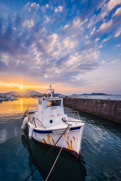 Fischerboot Im Hafen Von Naousa Bei Sonnenuntergang Paros Lsland Griechenland Premium Foto