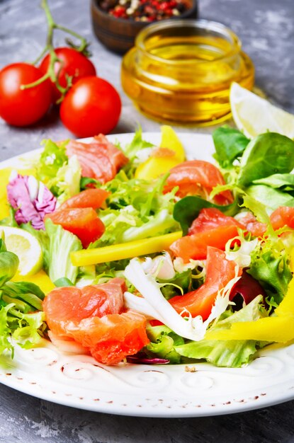 Fischsalat mit lachs und gemüse | Premium-Foto