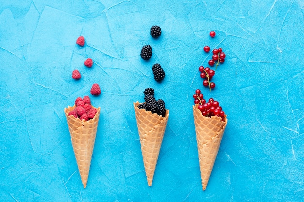 Flach gelegte eistüten mit beeren | Kostenlose Foto