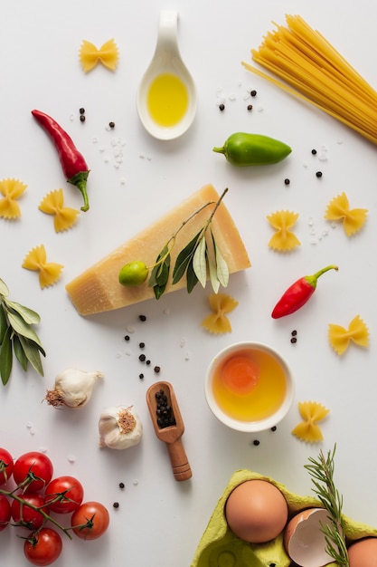 Flach gelegte, ungekochte parmesan-nudeln und zutaten Kostenlose Fotos