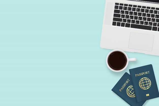 Flache lage des passes zwei, der kaffeetasse und des computerlaptops auf blauer pastellfarbe mit copyspace Premium Fotos