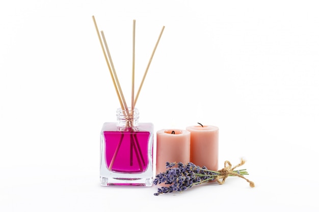 Flasche ätherisches aromaöl oder spa- oder natürliches duftöl mit trockener blume Premium Fotos