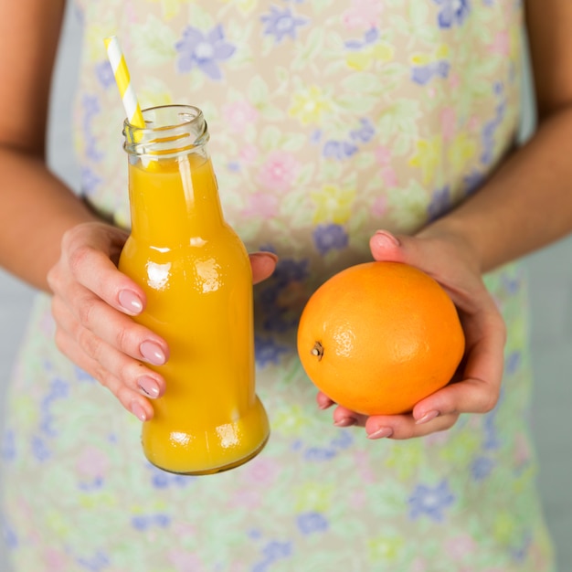 Flasche frischer orangensaft und orange | Kostenlose Foto