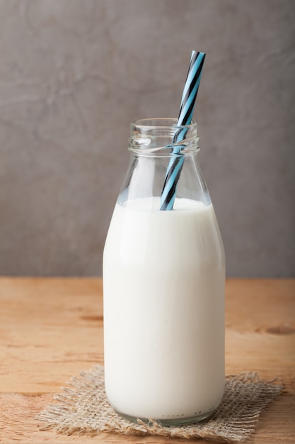  Flasche milch  auf einem holztisch Premium Foto