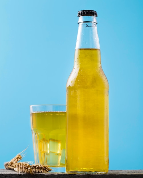 Flasche und glas mit bier auf dem tisch Kostenlose Foto