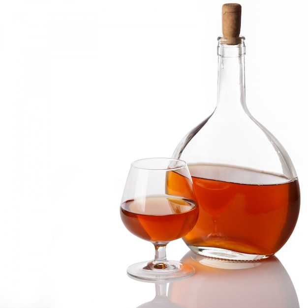 Flasche und glas mit cognac PremiumFoto