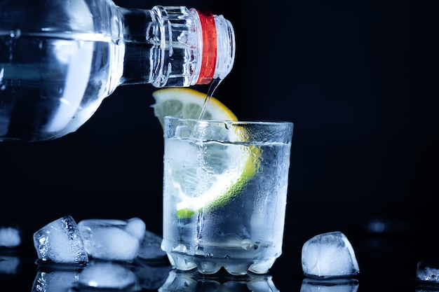 Flasche wodka mit glas PremiumFoto