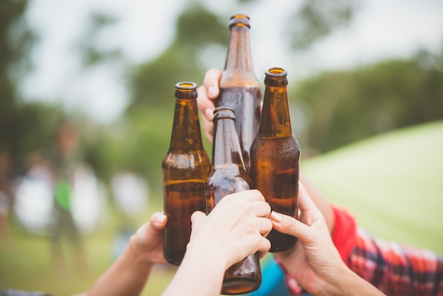 Flaschen Biergruppe Von Freunden Genießen Partymenschen Trinken Bier Und Lachen Der Typ 
