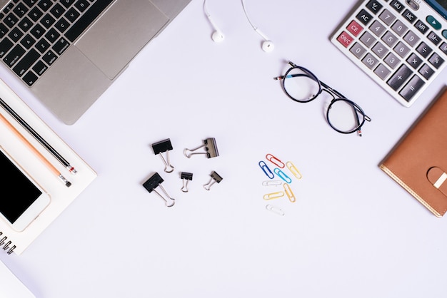 Flat lay, draufsicht schreibtisch schreibtisch. arbeitsbereich hintergrund Kostenlose Fotos