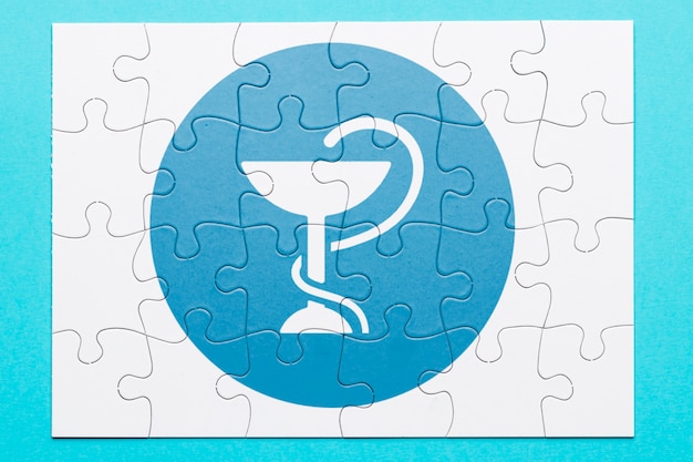 Flay lay of puzzle mit medizinischen symbol Kostenlose Fotos