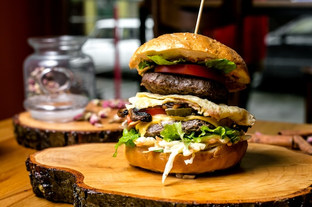 Fleisch burger tomaten gurke ei krautsalat salat käse oliven ...