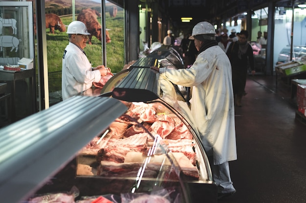Fleisch im schaufenster am fleischmarkt | Kostenlose Foto