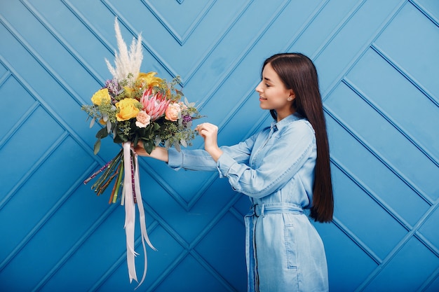 Florist macht einen schönen blumenstrauß in einem studio Kostenlose Fotos