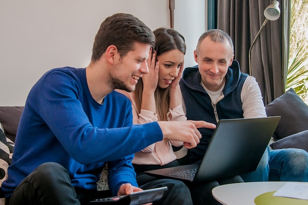 Foto Von Einer Gruppe Von Freunden Die An Einigen Neuen Ideen Zu Hause Arbeiten Junge Geschaftsleute Studieren Dokumente Diskutieren Ideen Und Lacheln Wahrend Der Arbeit Zu Hause Premium Foto