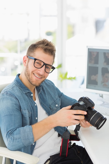 Fotograf Der Seine Kamera Hält Und An Der Kamera Lächelt Premium Foto 