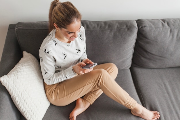 Frau Auf Couch Mit Smartphone Kostenlose Foto 