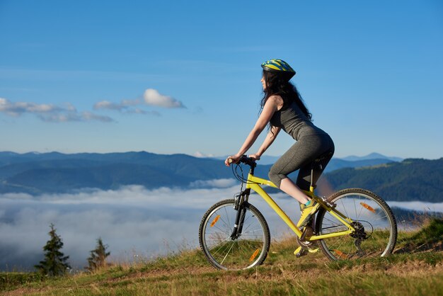 Frau Fährt Fahrrad