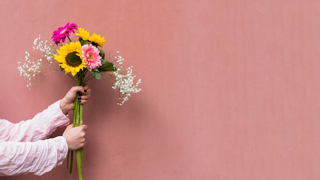 Frau, die bündel frische blumen hält Kostenlose Fotos