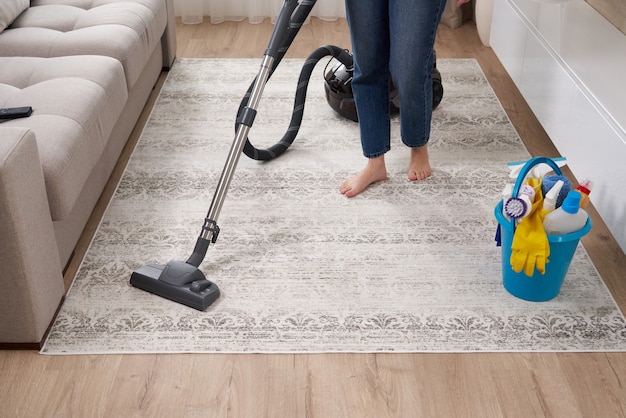 Frau Die Den Teppich Mit Staubsauger Im Wohnzimmer Reinigt Premium Foto