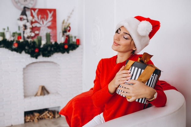 Frau Die Geschenke Auf Weihnachten Auspackt Kostenlose Foto