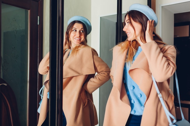 Frau Die Ihr Spiegelbild Im Spiegel Betrachtet Stilvolles Madchen Das Fruhlingskleidung Durch Kleiderschrank Zu Hause Anprobiert Premium Foto
