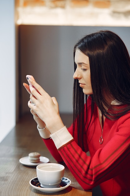 Kostenlos Foto Frau Die Kaffee Am Morgen Im Restaurant Trinkt