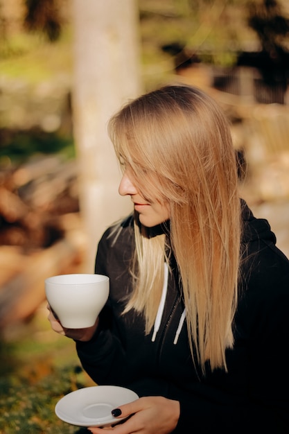 Premium Foto Frau Die Kaffee Draussen Trinkt