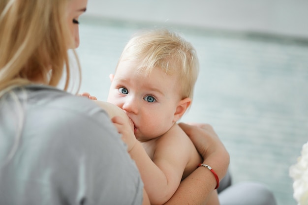 frau-die-kleines-baby-stillt-mutter-mit-ihrer-neugeborenen-tochter