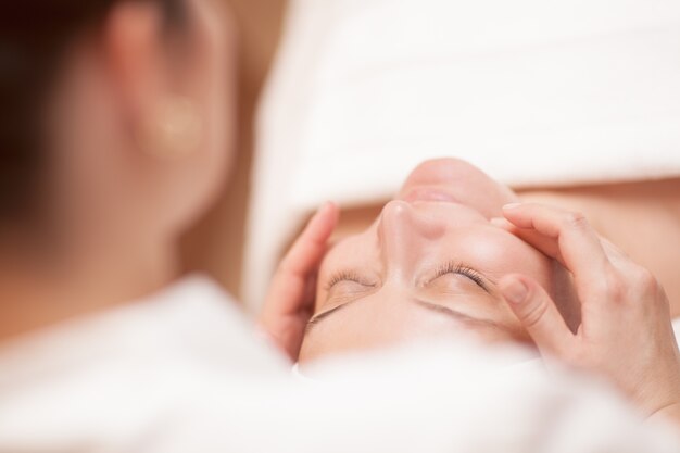 Frau, die professionelle gesichtsmassage erhält Premium Fotos