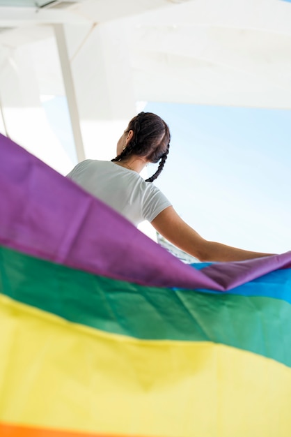 Frau, die regenbogenflagge hält | Kostenlose Foto