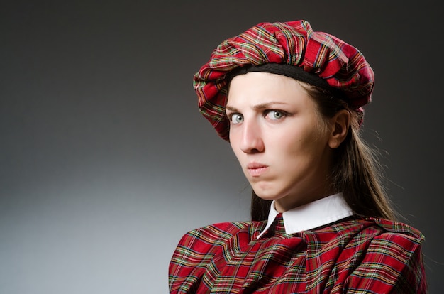 Frau, die traditionelle schottische kleidung trägt Premium Fotos