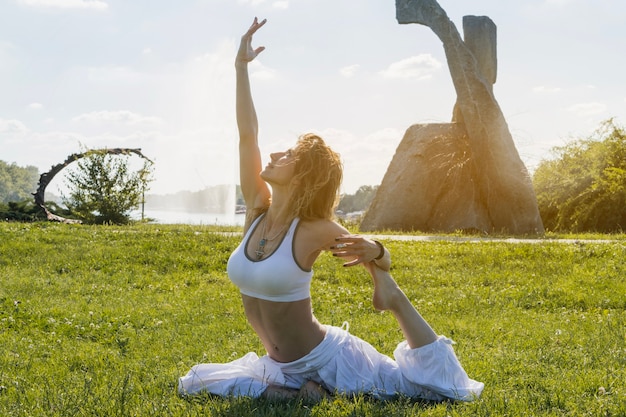 Kostenlose Foto Frau Entspannung Und Stretching Auf Rasen