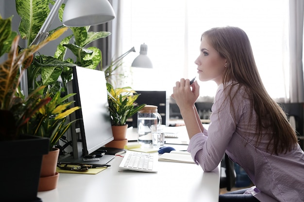 Frau im büro | Kostenlose Foto