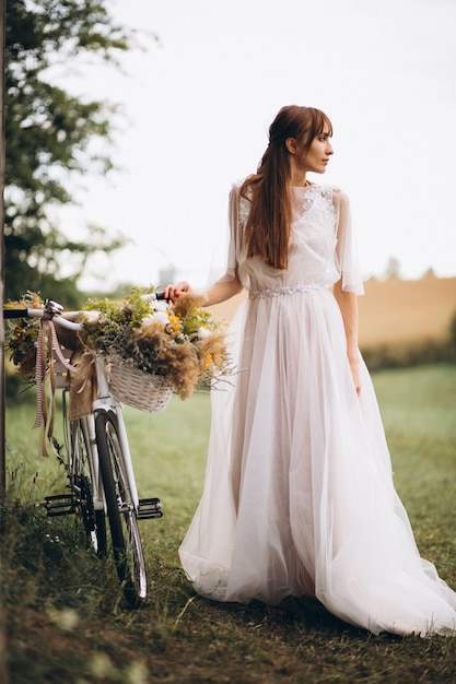 Frau Im Weissen Kleid Mit Fahrrad Auf Dem Gebiet Kostenlose Foto